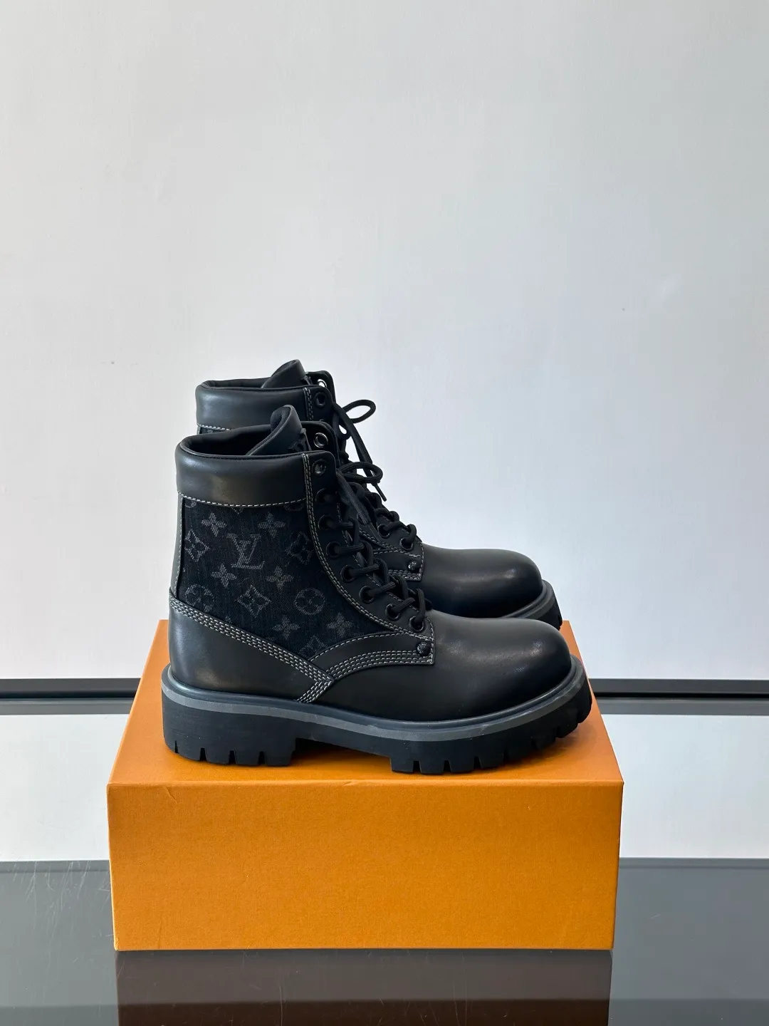 [L Home] Top P: 920💰 Size: 39-44 (45 can be customized) LOUIS VUITTON Louis Vuitton ss25 LV Donkey brand new thick-soled lace-up big-toe shoes men's casual shoes high-top short boots. These boots are crafted from top-grain calf leather for a lightweight and comfortable fit. The thick EVA outsole is embellished with eye-catching ridges, and the trendy attitude of being both strong and soft makes it an everyday choice. ✔Upper: imported first-layer cowhide ✔Lining: cowhide ✔Outsole: original molded outsole